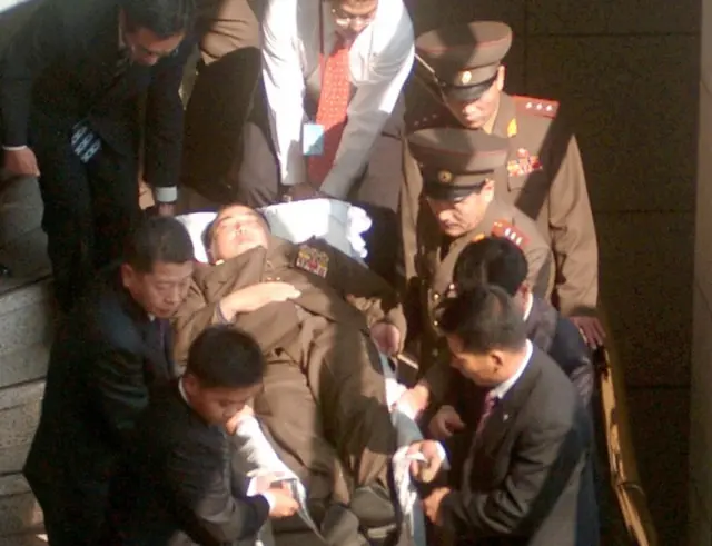 제26차 남북군사실무회담(평화의집) 중 북한 유영철 단장(대좌)이 회담 중 쓰러져 들것에 실려 북측으로 이송되고 있다