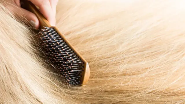 تستعرض فيديوهات "الاستجابة الحسية" وسائل مختلفة منها التربيت على الأشياء وتمشيط الشعر