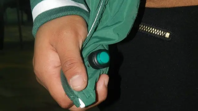 እቲ ጃኬት ኤሌክትሪክ ንከመንጪ ኣብቲ መዕጸዊ (ጃኬት) መብርህን መጥፍን ተገጢሙሉ