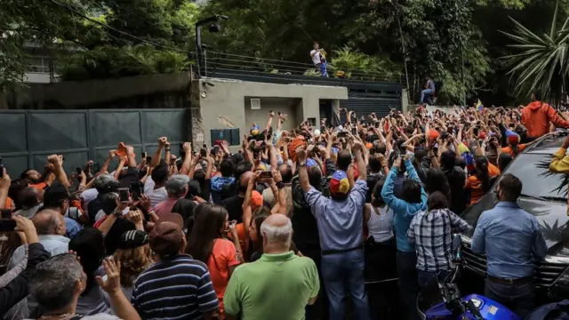 Leopoldo López con sus seguidores