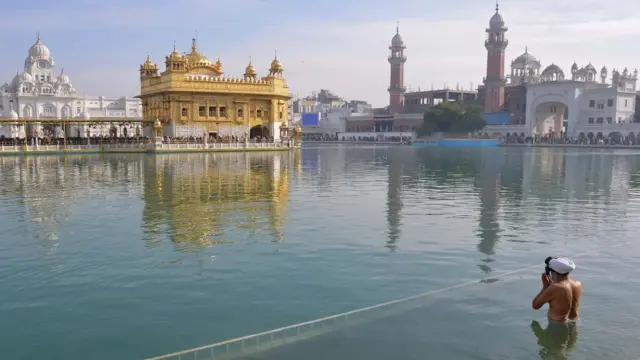 स्वर्ण मंदिर में श्रद्धालु