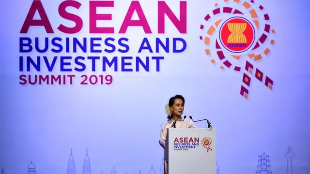 အာဆီယံစီးပွားရေးနဲ့ ရင်းနှီးမြှုပ်နှံမှုထိပ်သီး အစည်းအဝေးမှာ ဒေါ်အောင်ဆန်းစုကြည် မိန့်ခွန်းပြော။