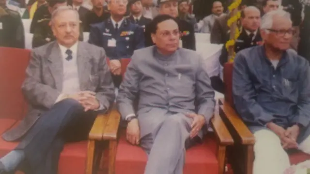 रक्षा मंत्री जॉर्ज फर्नांडीस और रक्षा राज्य मंत्री हरिन पटेल के साथ योगेंद्र नारायण