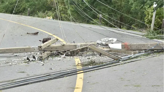 เสาไฟล้มบนเส้นทางไปแหลมตะลุมพุก