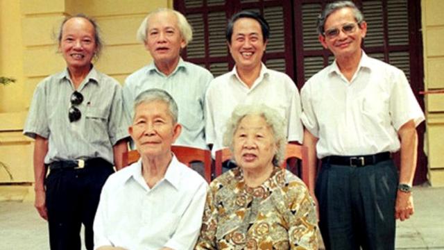 Giáo sư Phan Huy Lê (đầu tiên, từ phải, hàng sau)