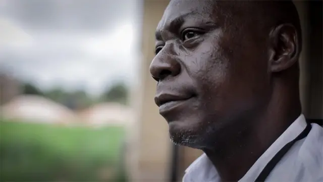 스톤 박사는 두 라이벌 갱단의 긴장을 완화하기 위해 단체를 설립했다