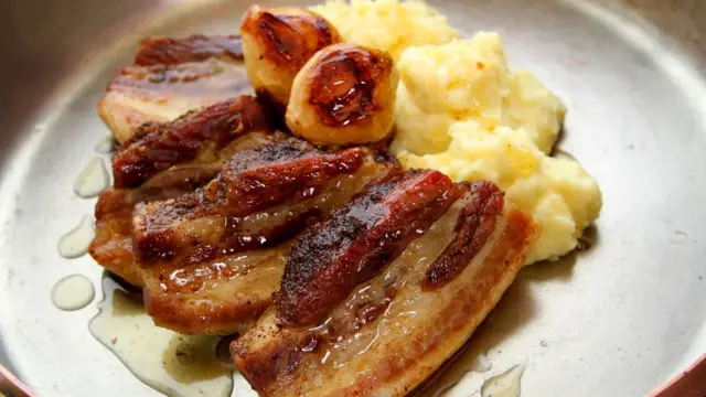 Жареный бекон с картофельным пюре