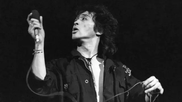 Виктор Цой во время арт-рок-парада на премьере фильма Сергея Соловьева "Асса" во Дворце культуры МЭЛЗ. 31 марта 1988 г.