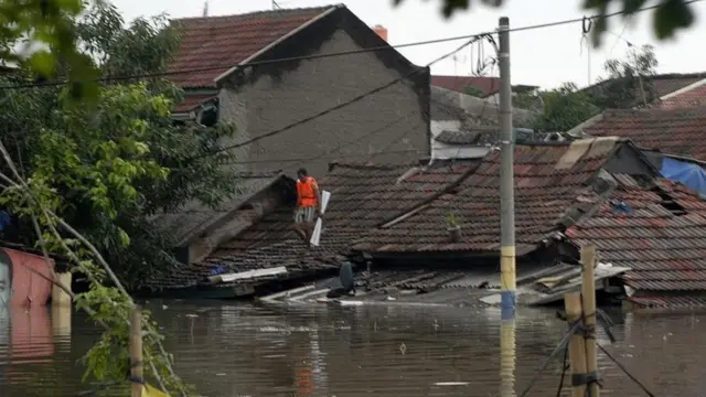 인도네시아 홍수 피해의 원인으로 무분별한 지하수 사용이 지적되기도 한다