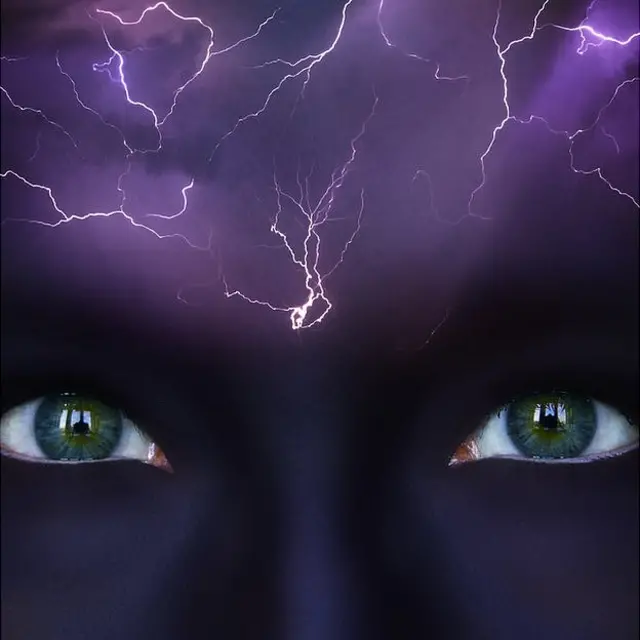 Mujer con rayos en la mente