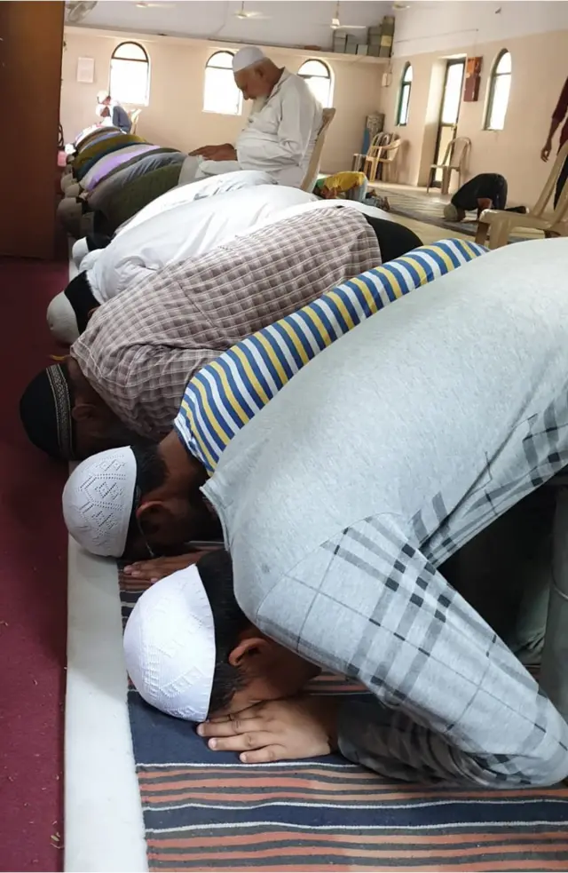 જૂહાપુરાની મસ્જિદમાં નમાઝ પઢી રહેલા મુસ્લિમો