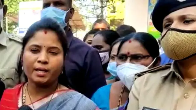 ఆంధ్రప్రదేశ్ ఉప ముఖ్యమంత్రి పుష్ప శ్రీవాణి నియోజకవర్గంలో ఈ సంఘటన జరిగింది. చిత్రంలో జిల్లా ఎస్పీ దీపికా పాటిల్ కూడా ఉన్నారు