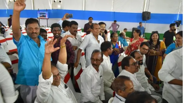 వైసీపీ అభిమానుల సంబరాలు