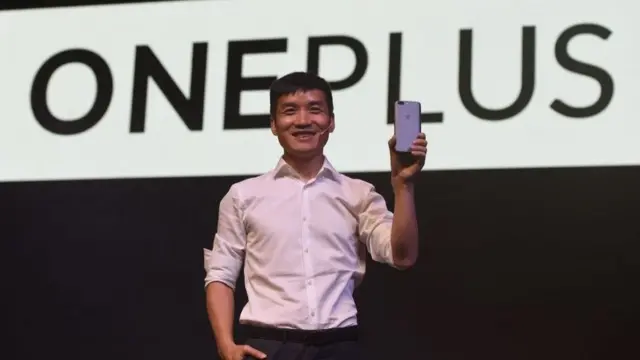 মুম্বাইতে একটি নতুন মডেলের ফোন লঞ্চ করছেন ওয়ানপ্লাসের সিইও পিট লাও