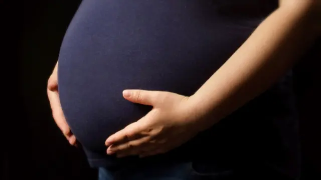 Una mujer embarazada