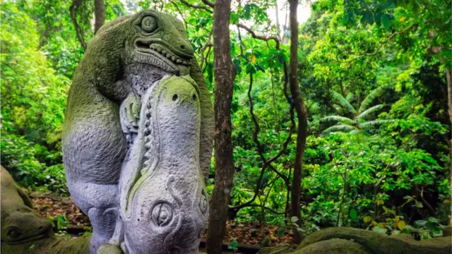 Скульптура змея и обезьяна