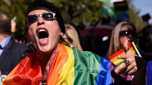 Joven en manifestación LGBT.