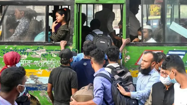 ধর্মঘট শেষ হবার পর ঢাকায় বাসের জন্য যাত্রীদের ভীড়, ০৮/১১/২০২১