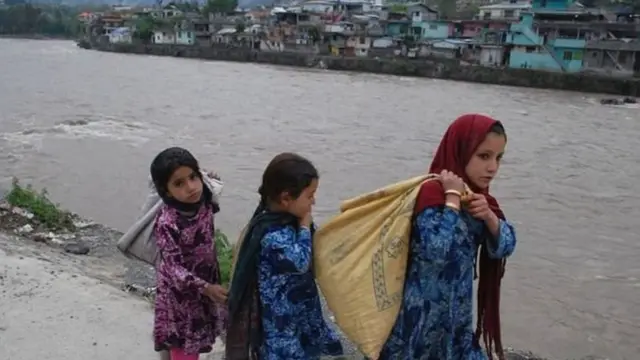 નદીની બે તરફ મુઝફ્ફરાબાદ શહેર વસેલું છે