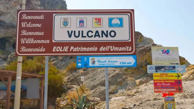 آتش فشاں کو انگریزی میں والکینو کہتے ہیں اور یہ نام یونانی آگ کے خدا سے لیا گیا تھا