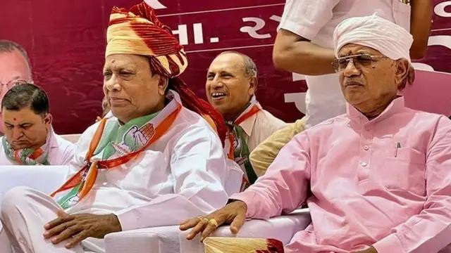 ડાબે, કૉંગ્રેસ પ્રમુખ જગદીશ ઠાકોર અને જમણે વિધાનસભામાં વિપક્ષના નેતા સુખરામ રાઠવા. સુખરામ રાઠવાએ કાર્યભાર સંભાળ્યો એ પછી ગુજરાતમાં આદિવાસી વિસ્તારોમાં કૉંગ્રેસની ચહલપહલ વધી રહી છે.