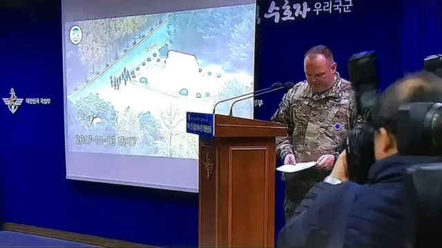 브리핑 중인 유엔사