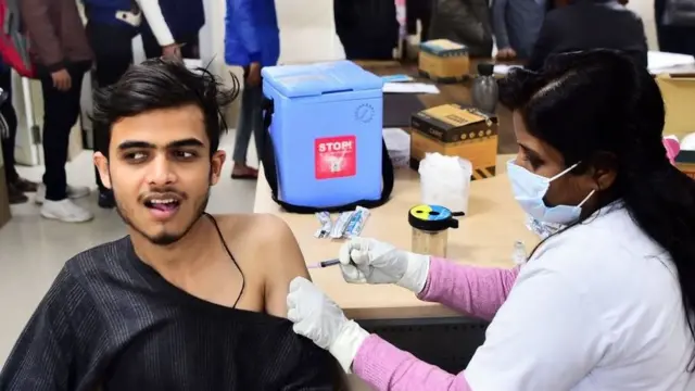 ओमिक्रॉन म्हणजे 'नॅचरल व्हॅक्सीन' या दाव्यात तथ्य आहे का?