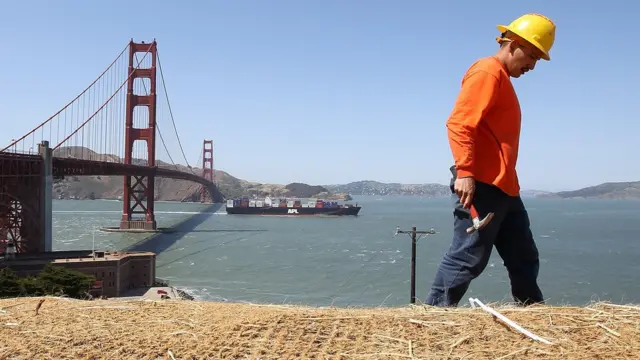 Trabalhador com a ponte Golden Gate,como faço para apostar no pixbetSão Francisco, ao fundo