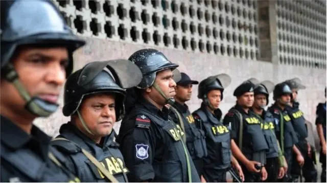 মাদকের বিরুদ্ধে আইনশৃঙ্খলা বাহিনীর কথিত বন্দুকযুদ্ধ নিয়ে প্রশ্ন উঠেছে।