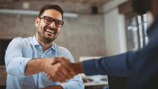 Des hommes se serrent la main