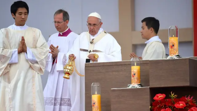 教皇方济各（右二）在韩国主持第六届亚洲青年日弥撒（17/8/2014）