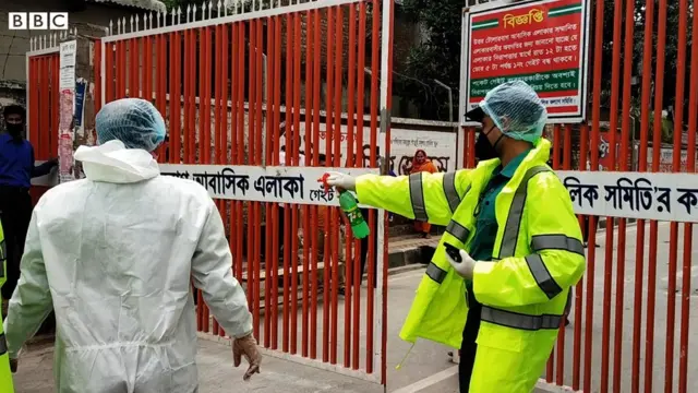 ঢাকায় মিরপুরের টোলারবাগে লকডাউন জারি করা হয় বাংলাদেশে সাধারণ ছুটি ঘোষণা করার আগে