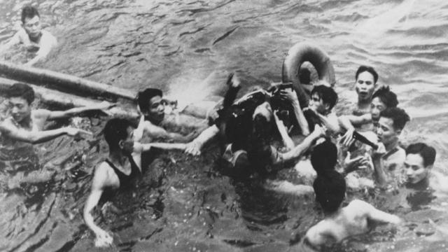 Vietnamitas sacando a John McCain de un lago en Hanoi.