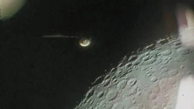 아폴로 16호 탐험의 원본 영상에는 달 옆에서 미스터리한 물체가 등장한다. 외계 물체처럼 보이지만 이것은 발사체의 투광기로 밝혀졌다