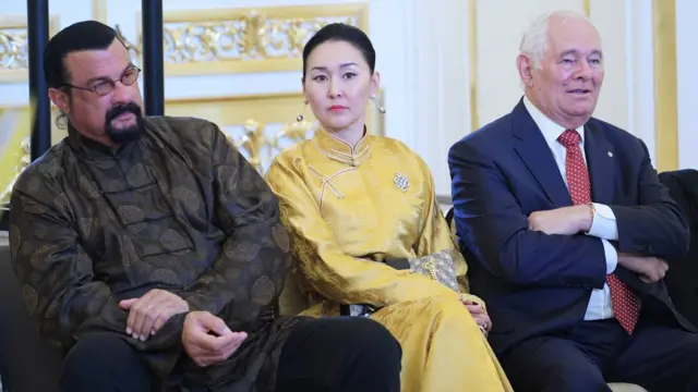 Актер Стивен Сигал с супругой Эрденетуей Батсух