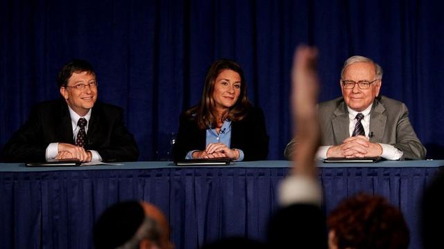 Warren Buffett (R) attends a news conference with Bill and Melinda Gates June 26, 2006