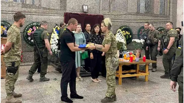 Tang lễ diễn ra theo nghi thức của quân đội Ukraine