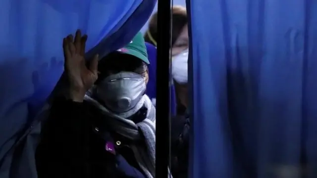 Warga negara Amerika dievakuasi menggunakan bus dari kapal Diamond Princess menuju Bandara Hameda, Minggu (16/02).