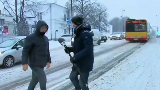 مرد مهاجر (سمت چپ) بعدا توضیح داد که فکر نمی‌کند کار خارق‌العاده‌ای کرده