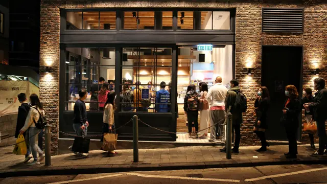 中環Soho一家人氣麵包房外大排長龍。