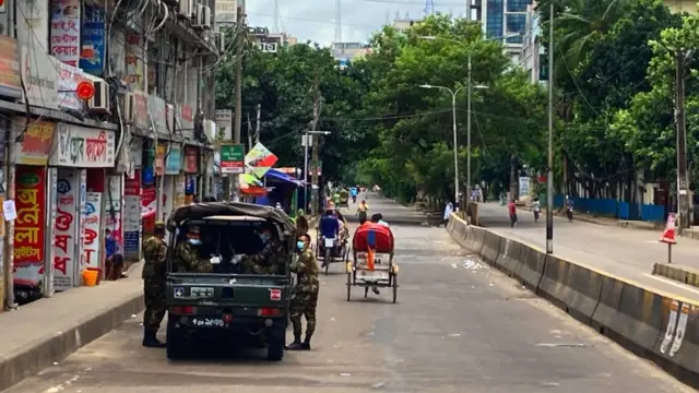 কিছু কিছু জায়গায় ছিল সেনাবাহিনীর উপস্থিতিও