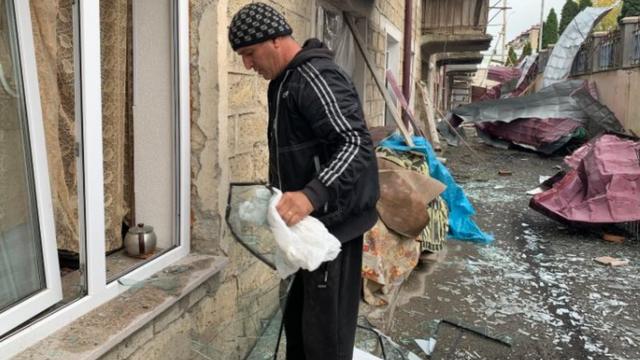 斯捷潘納克特一位居民試圖清理炮戰現場瓦礫（10/2020）