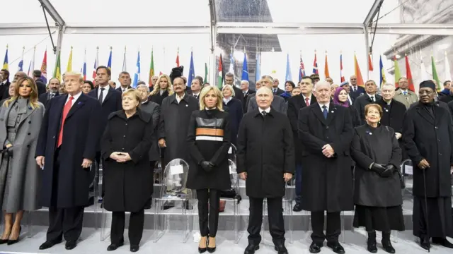 在法国巴黎，俄罗斯总统普京（前右四）、德国总理默克尔（前左三）与美国总统特朗普（前左二）出席纪念仪式。