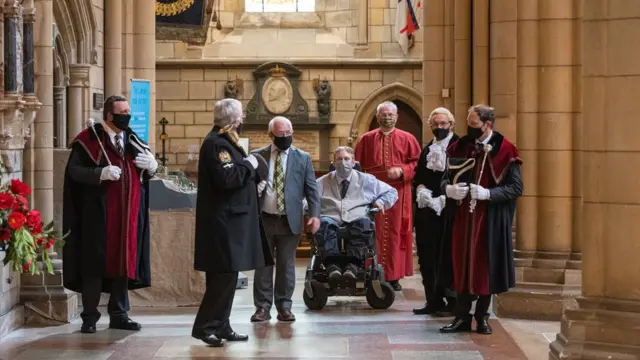 Steven Webb fue nombrado alcalde en una ceremonia en la catedral de Truro.