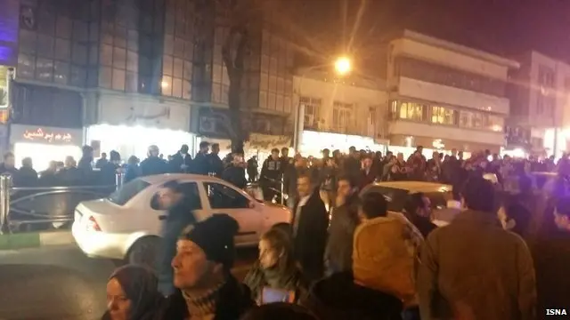 ایسنا گزارش داده که شماری مقابل بیمارستان شهدای تجریش جمع شدهاند