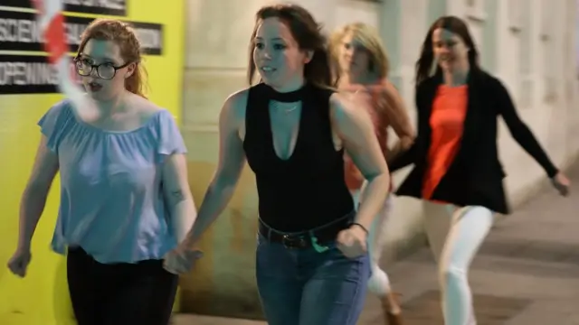 Testigos corren del lugar del atentado.