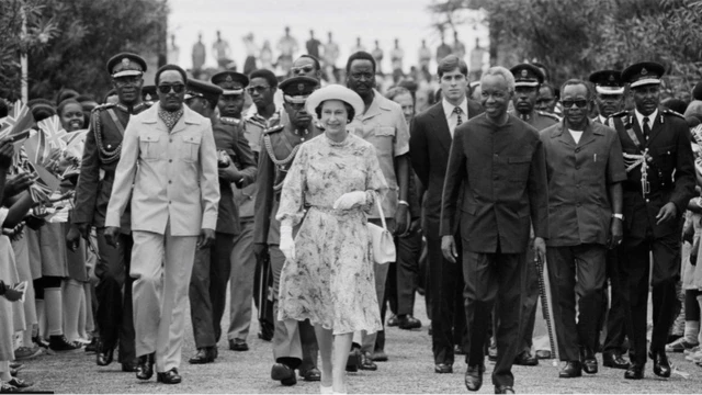 Àwòrán Ọbabìnrin Elizabeth pẹ̀lú Ààrẹ Tanzania, Julius Nyerere lọ́dún 1979