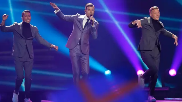 Шведські хлопці примушують танцювати разом з ними