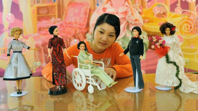 台湾新北泰山美宁工坊内展示的一系列台湾名人造型芭比娃娃（资料图片）