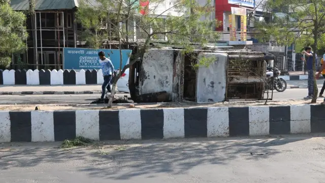 प्रदर्शन के बाद जली हुई कार